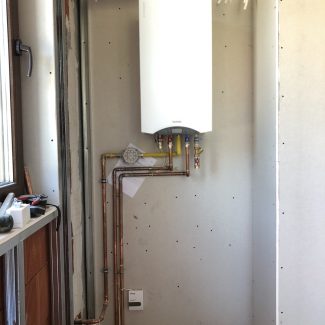 Газов котел Термет, за загряване на вода за битови нужни в обемен бойлер 300 л. на долния етаж. Котелът е свързан към подова отоплителна инсталация