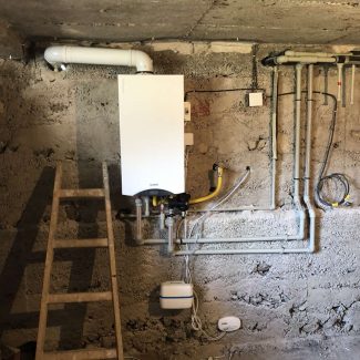 Газов котел на пропан-бутан, захранван от резервоар подземно разположен в двора на къщата.