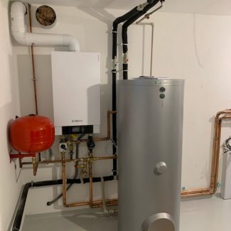 Инсталация с газов котел Viessmann Votdens W-200 с обемен бойлер. Системата захранва подово отопление над 350 кв.м.