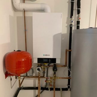 Инсталация с газов котел Viessmann Votdens W-200 с обемен бойлер. Системата захранва подово отопление над 350 кв.м.