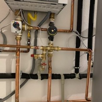 Инсталация с газов котел Viessmann Votdens W-200 с обемен бойлер. Системата захранва подово отопление над 350 кв.м.
