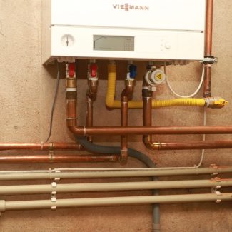 Монтаж на газов котел с обемен бойлер за къща на 250 кв.м. със смесена система от радоатори и подово отопление